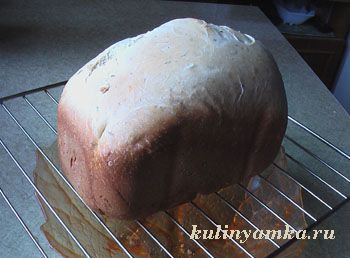 Булка домашнего хлеба, испеченная в хлебопечке