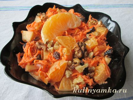 Фруктовый салат с грецкими орехами и морковью