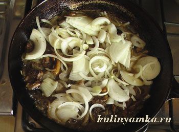 Лук с грибами на сковороде