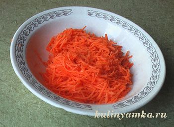 Натертая морковь на тарелке