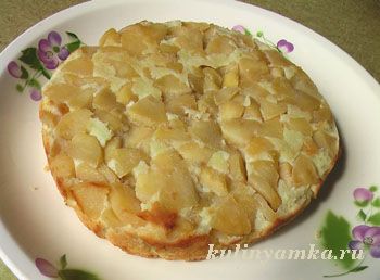 Яблочный пирог на тарелке, пропитанный сиропом