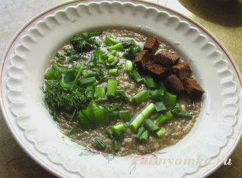 Тарелка супа-пюре из баклажан с зеленью и гренками