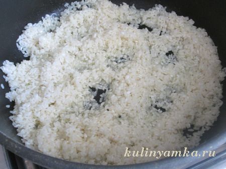 Рис в тефлоновой сковороде с маслом