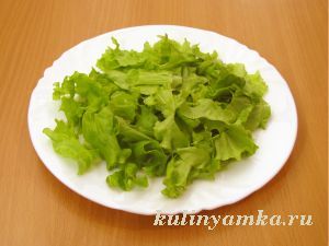 Листья салата на тарелке