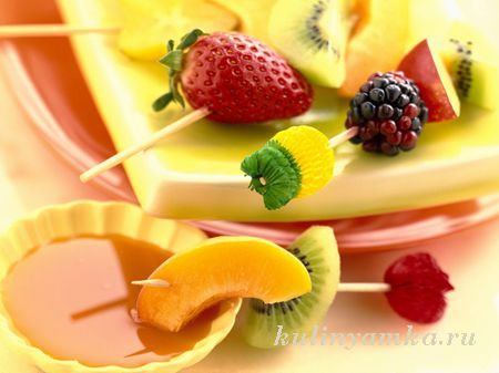 закуска с фруктами на шпажках фото