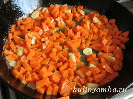 морковь и чеснок на сковороде