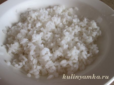 рис на тарелке