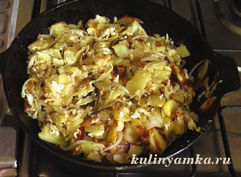 Картофель жареный с луком и яйцом