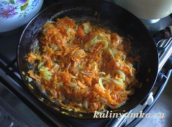 лук с морковокй на сковороде