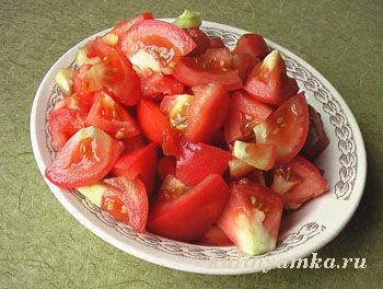 Нарезанные помидоры в тарелке