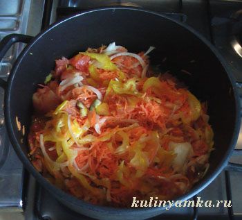 Морковь, лук и перец на сковороде с помидорами