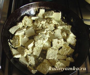Кусочки сыра тофу на сковороде