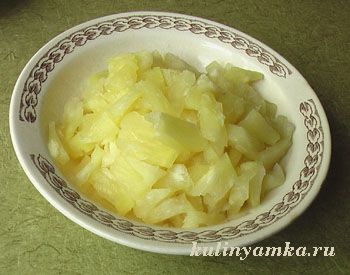Пластики ананасов в тарелке