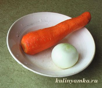 Почищенные луковица и морковь 