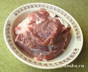 Мясо на косточке в тарелке