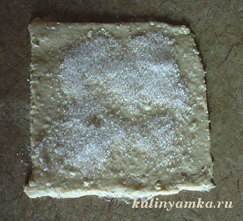 Квадратик из теста с тофу с сахаром