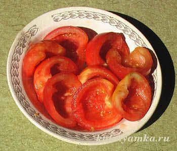 Разрезанные помидоры на тарелке