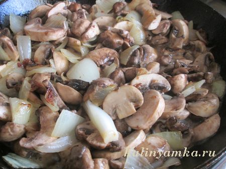 грибы и лук на сковороде
