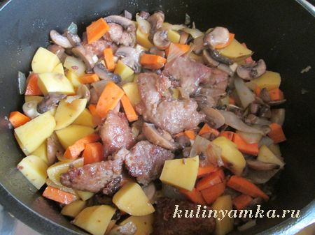 мясо, грибы с луком, чеснок, картофель и морковь в кастрюле